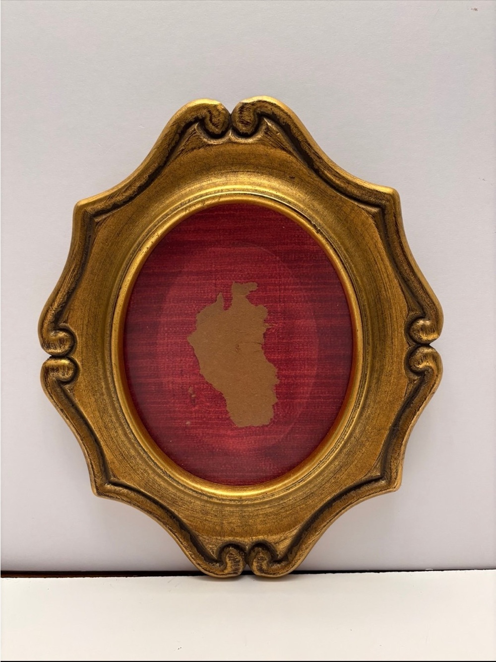 Vintage-style wall hanging gold-toned picture frame